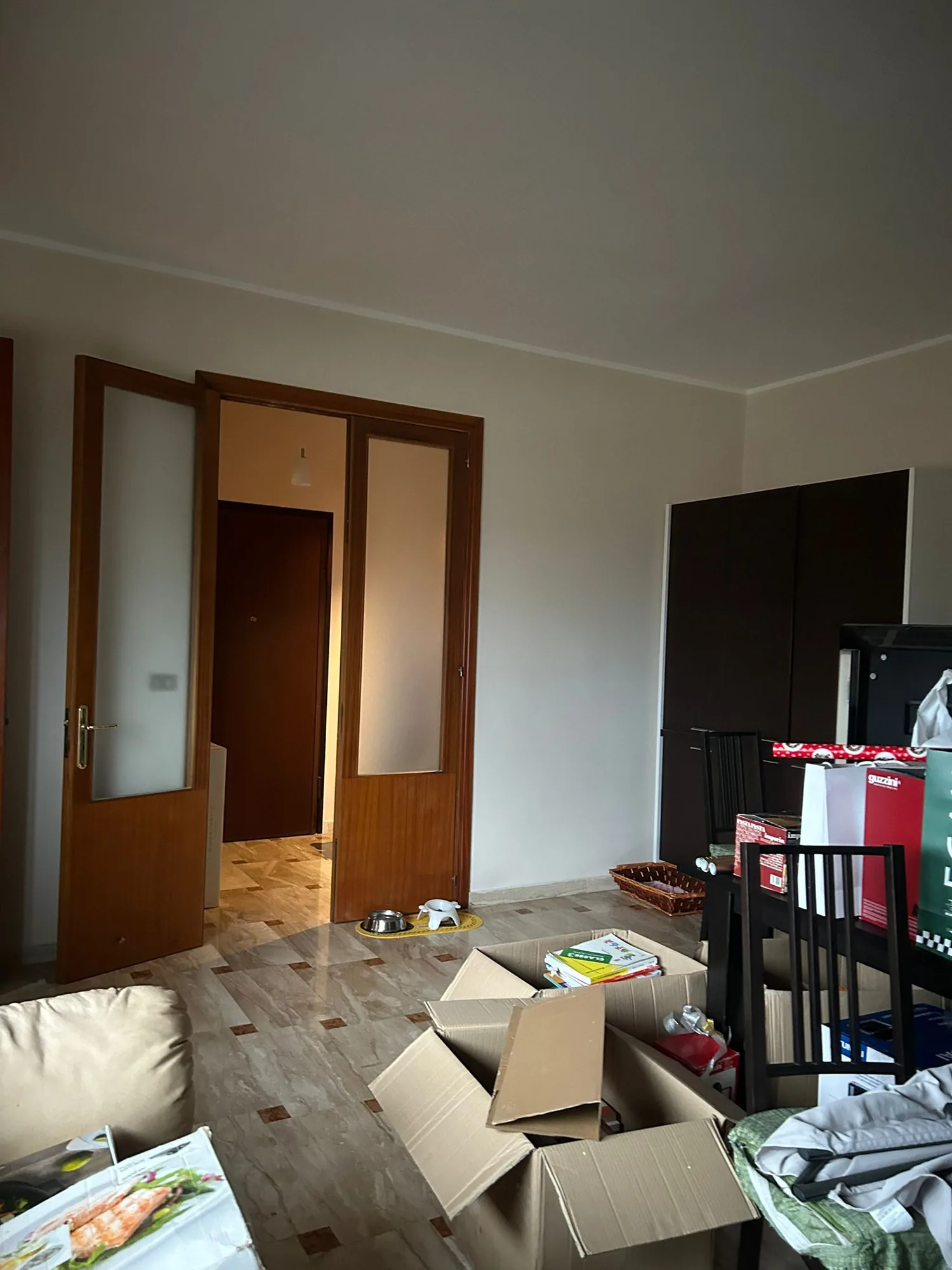 The living area during emptying, before the new equipped wall