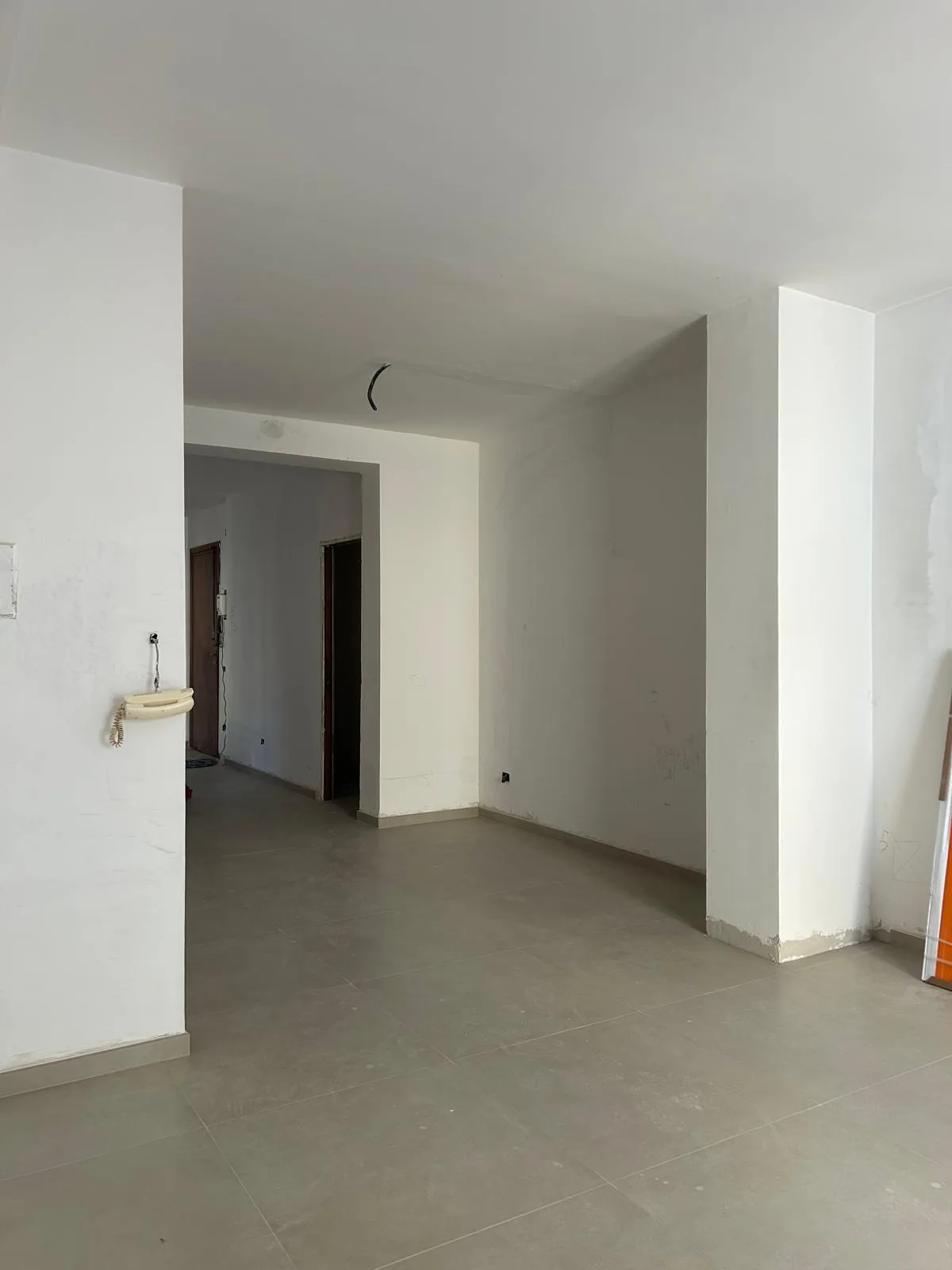 Living room during the works, after laying the floor