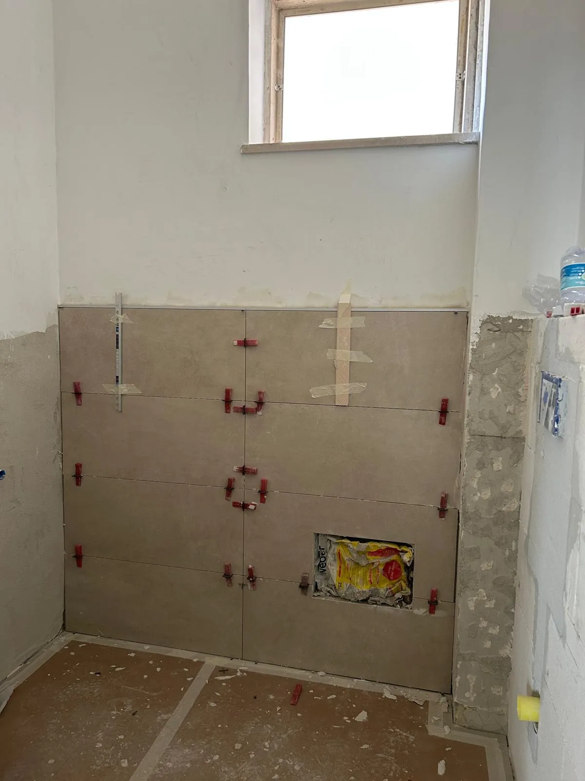 Traces of the systems in the bathroom, with the new positions of the sanitary ware