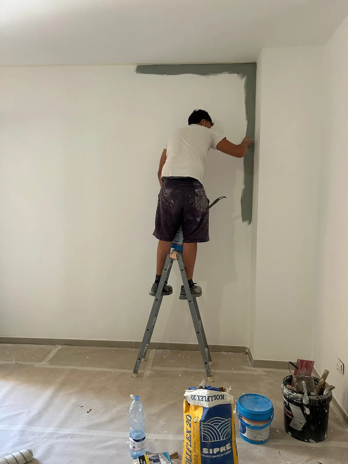 Smoothing of the walls during the finishing phase of the construction site