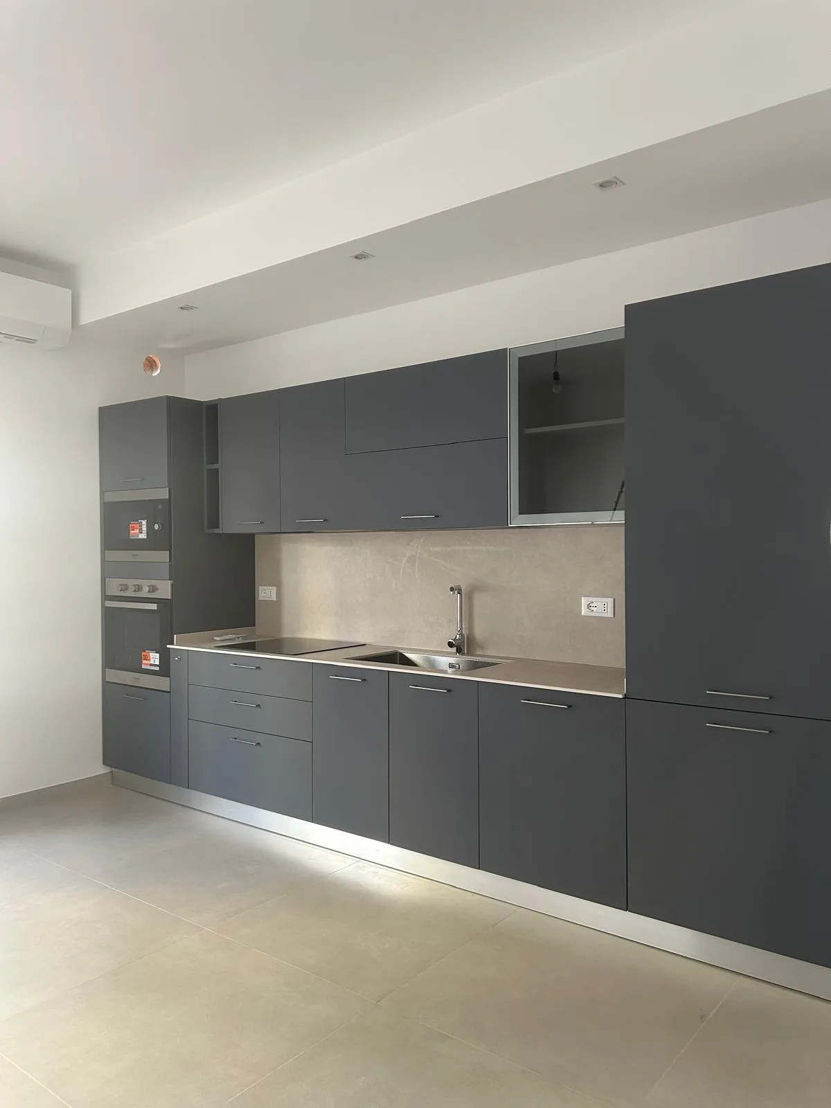 Overall view of the linear kitchen once the work has been completed