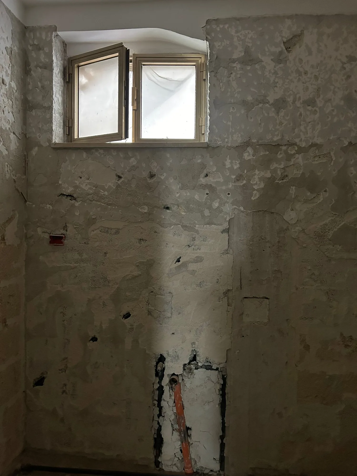 Wall peeled down to the rough for the renovation of the systems