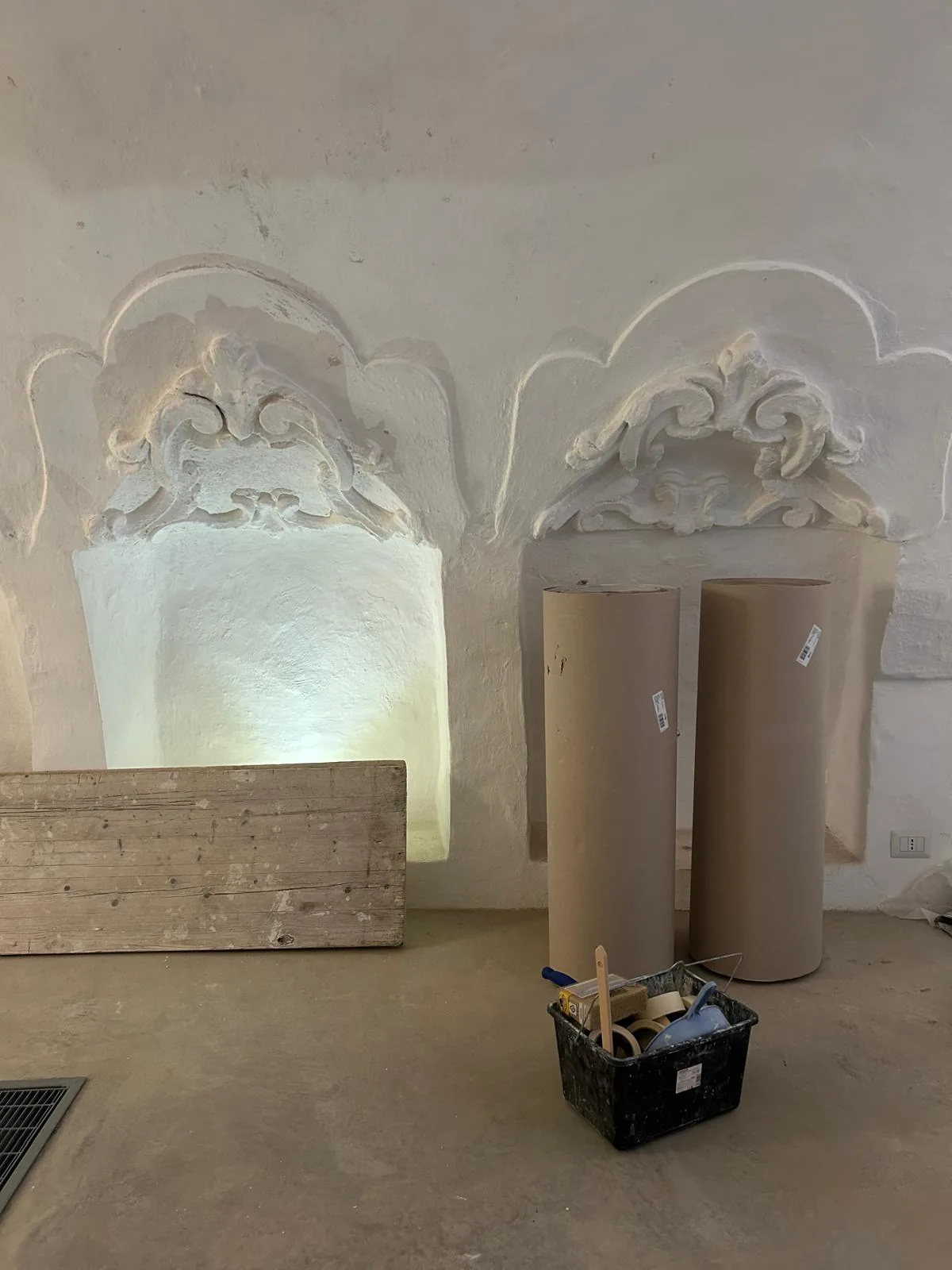The stuccos protected during the construction site, before the final cleaning