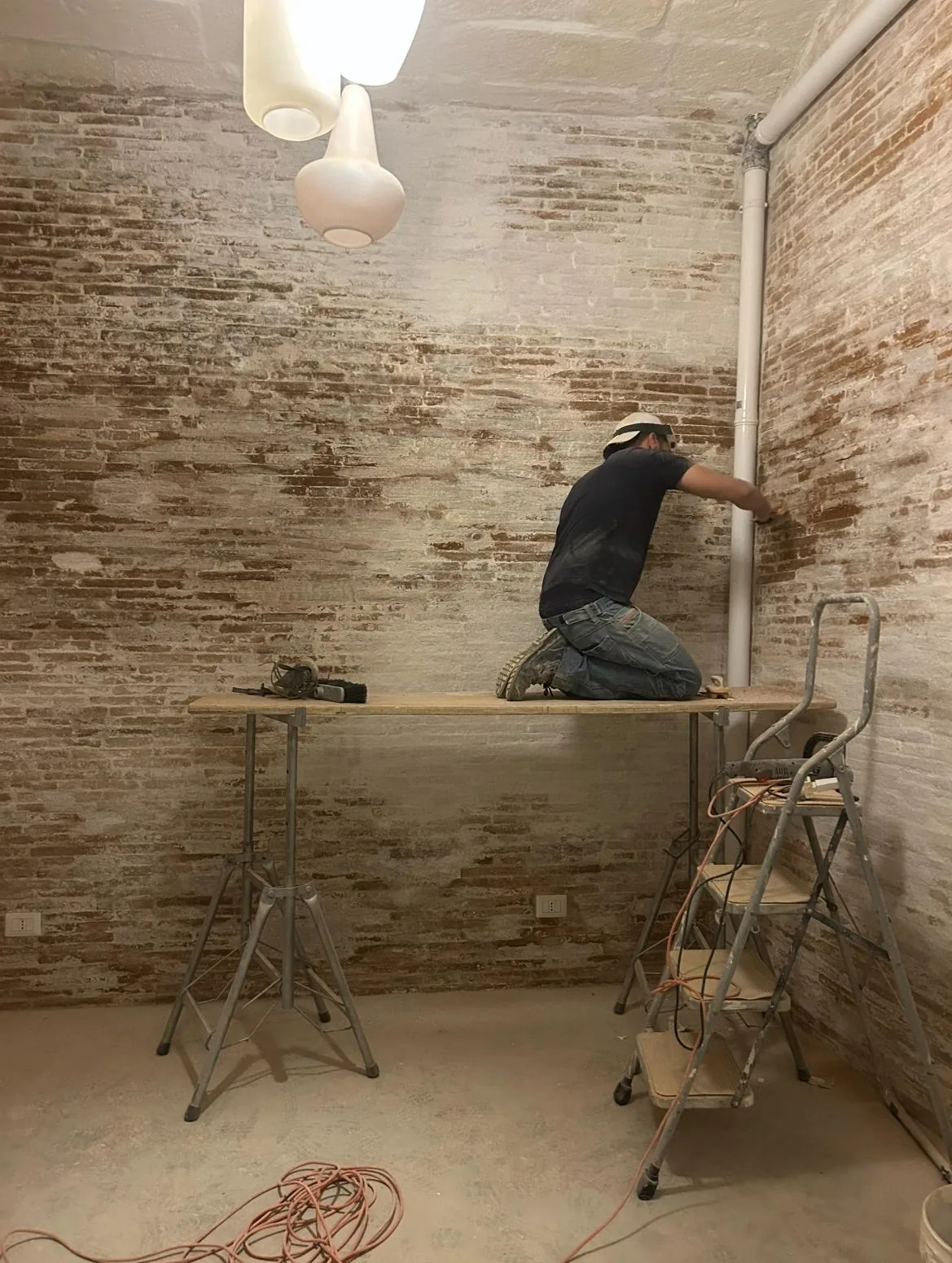 Installation during the works, on the walls of the basement