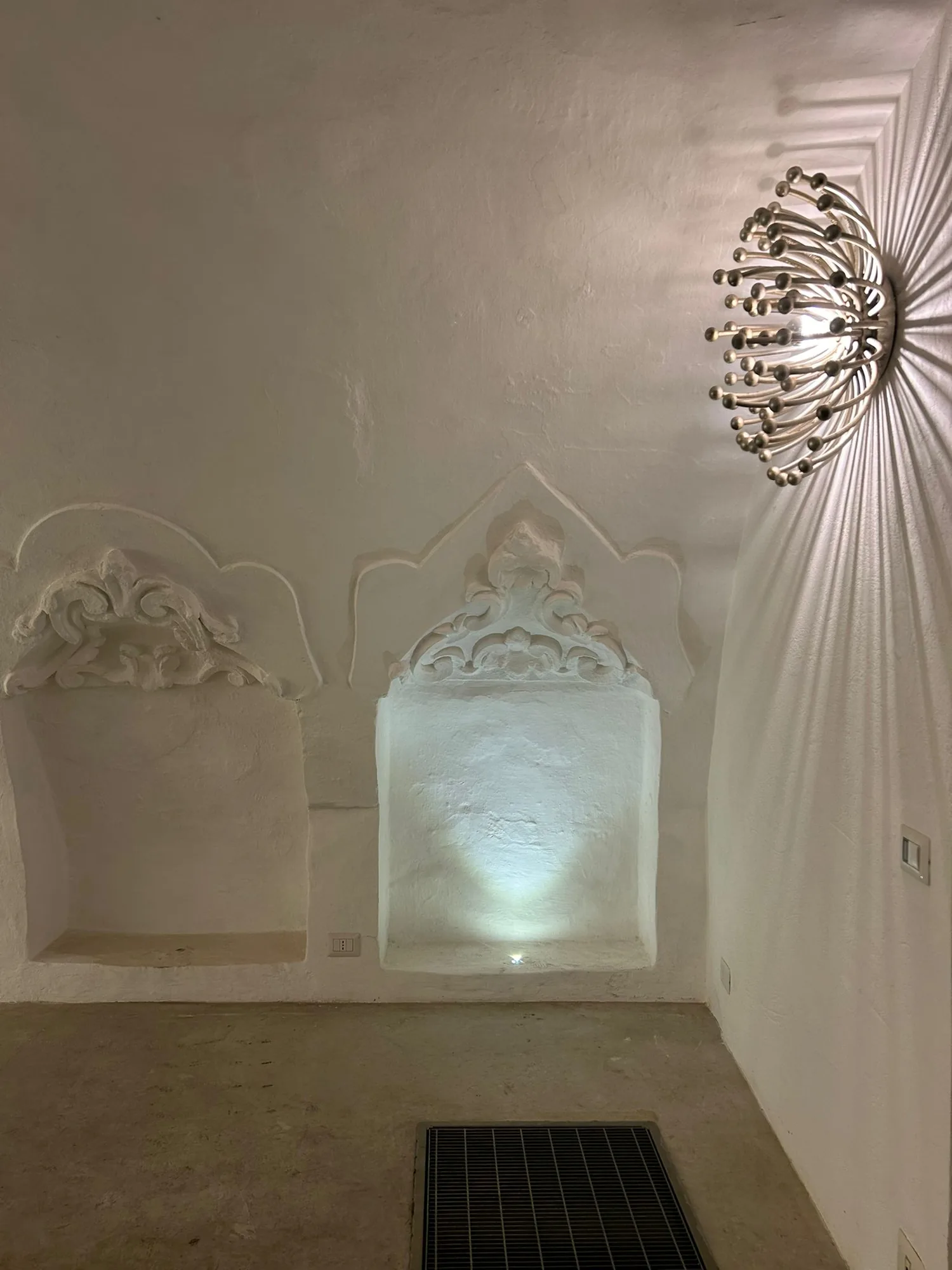 The stucco of the niches before the intervention, under the whitewashed vault