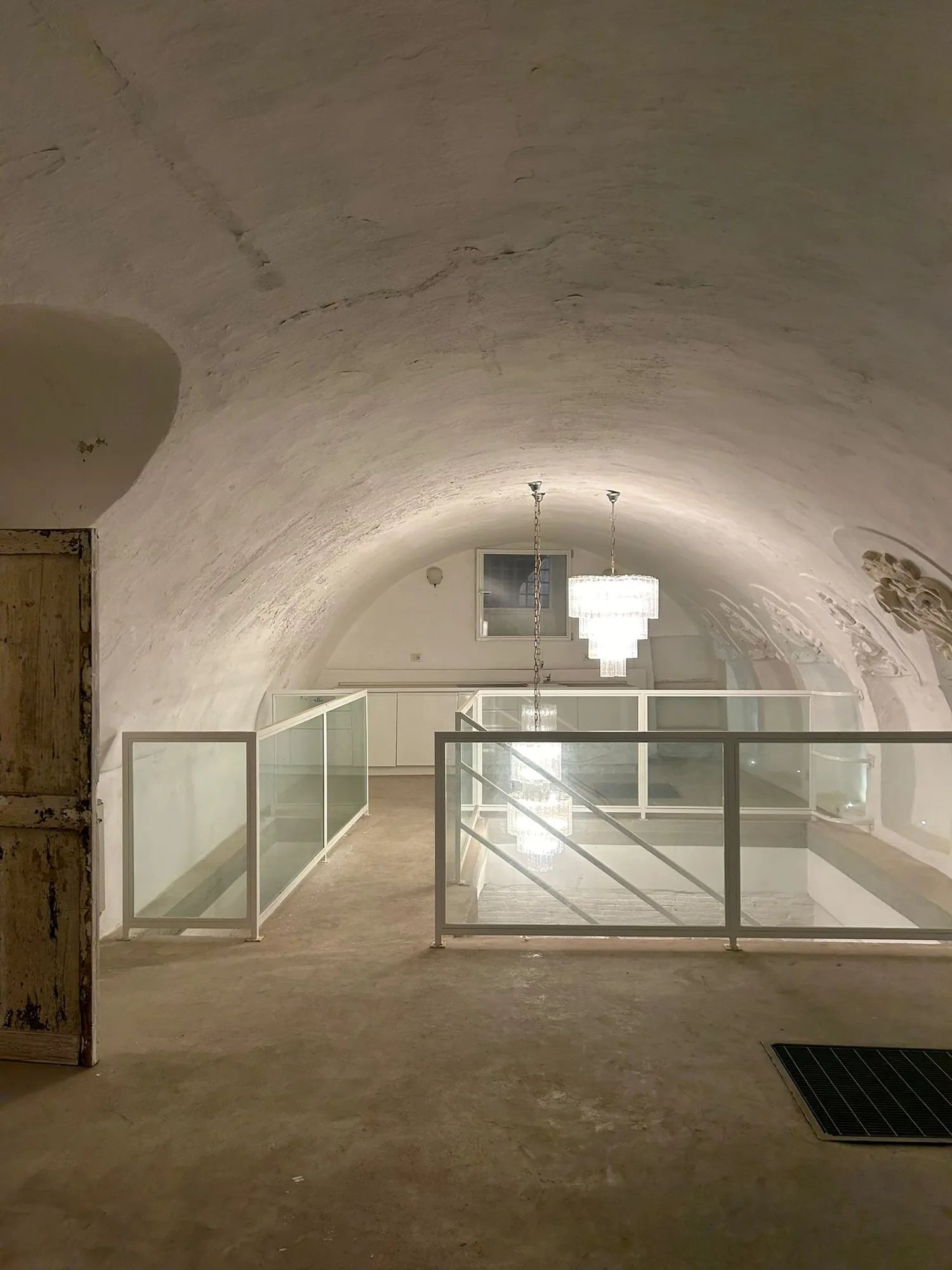 The room was vaulted before the works, with the glass parapet already installed