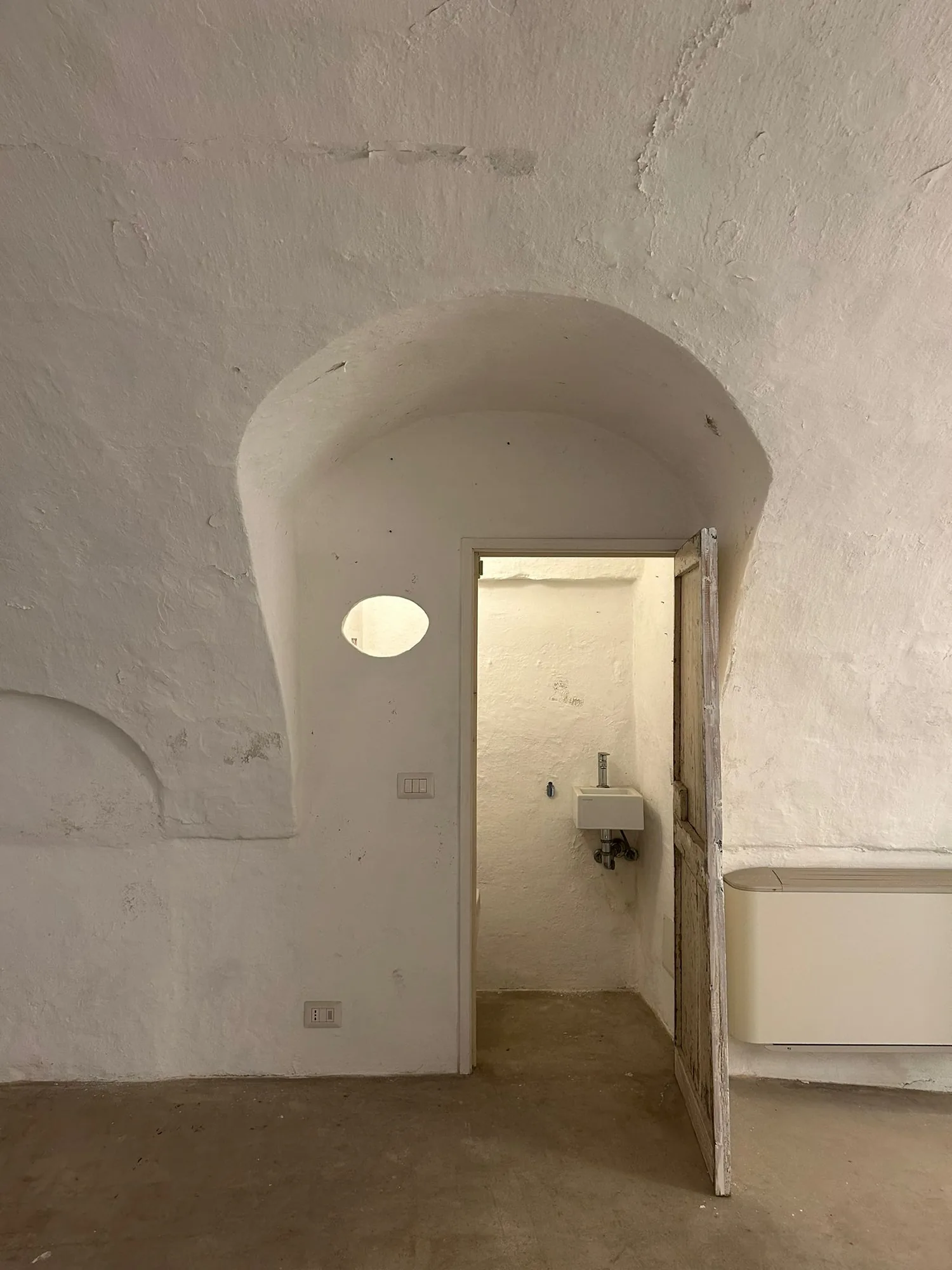 Passage turned towards the service areas, before the finishes