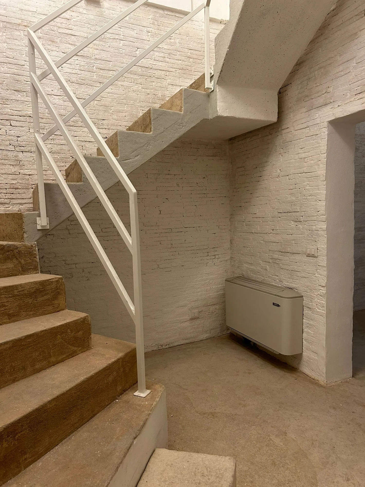 The internal staircase before finishing, with white metal railing