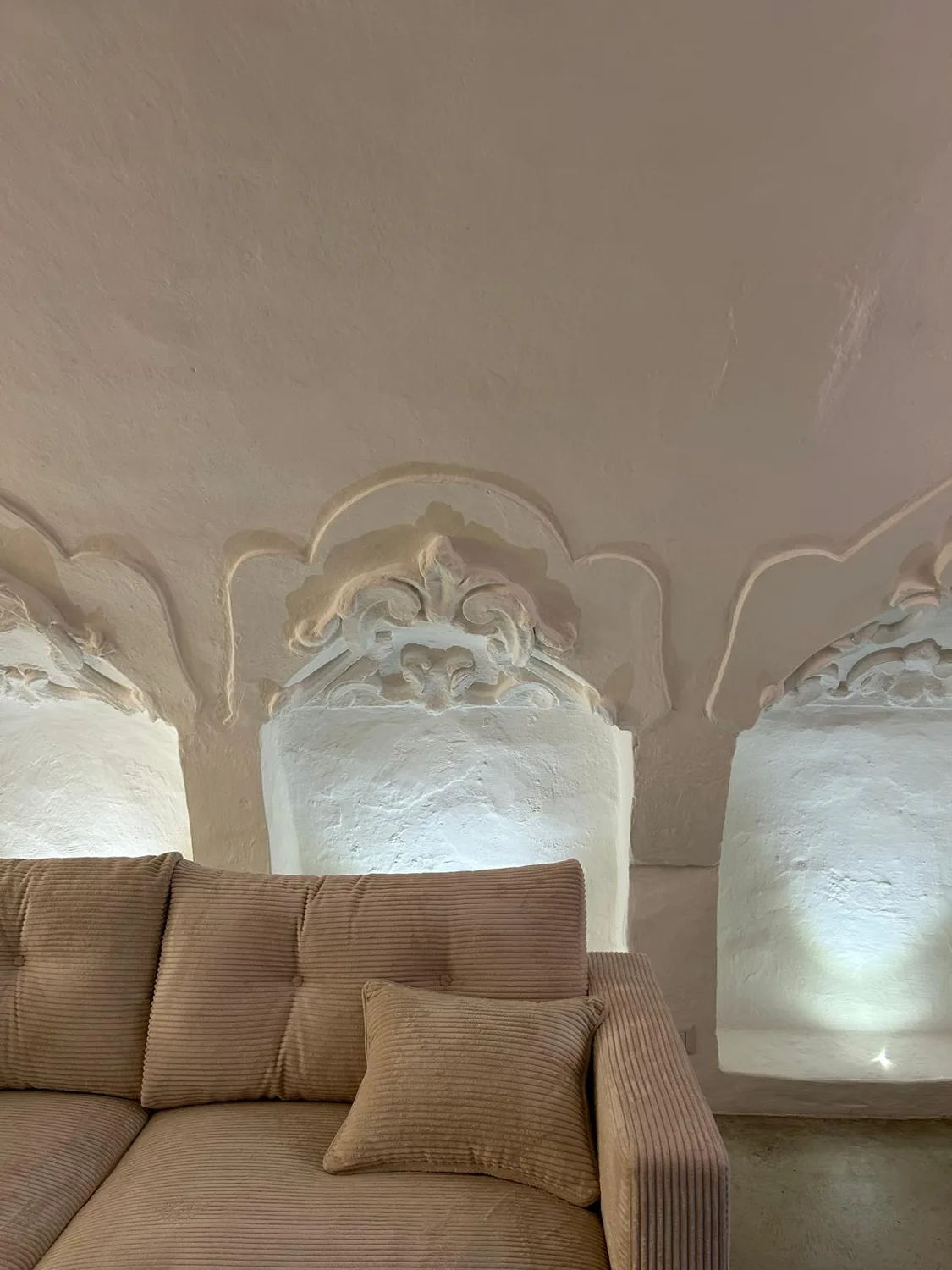 Dettaglio degli stucchi decorativi in rilievo sulla volta imbiancata