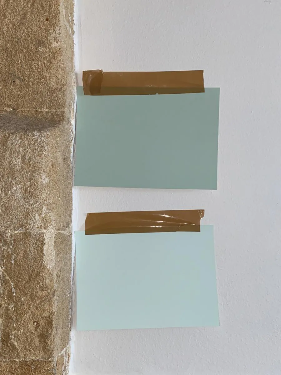 Color tests on the wall to choose the green of the room