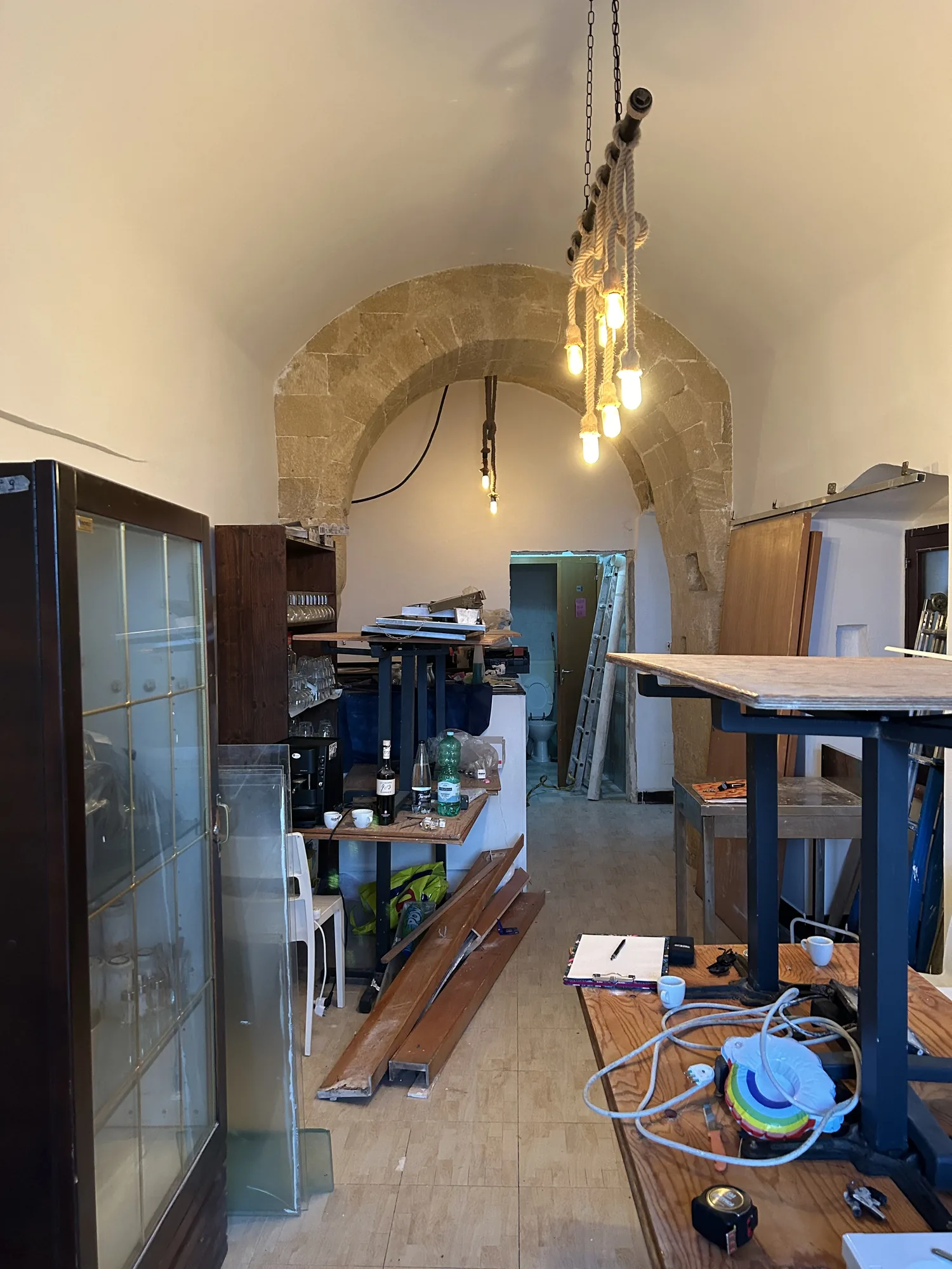 The room before the intervention, under the stone barrel vault